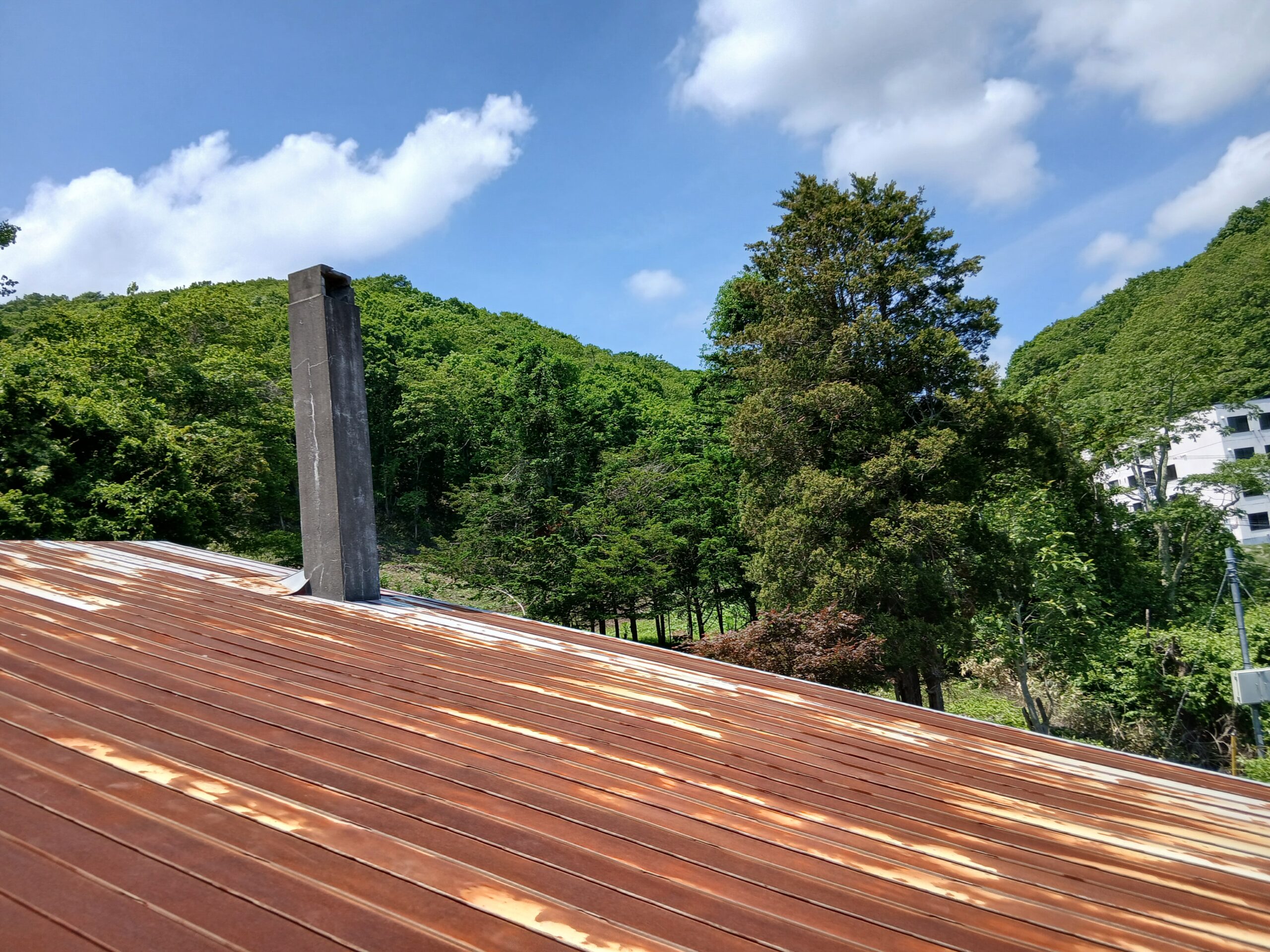 サビだらけのトタン屋根がここまで蘇る！｜ケレン・補修・シリコン塗装でしっかり再生/地方J様邸屋根塗装