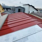新宿区牛込柳町でトタン屋根塗装｜錆止め＋赤茶色で元の色に復元した施工事例