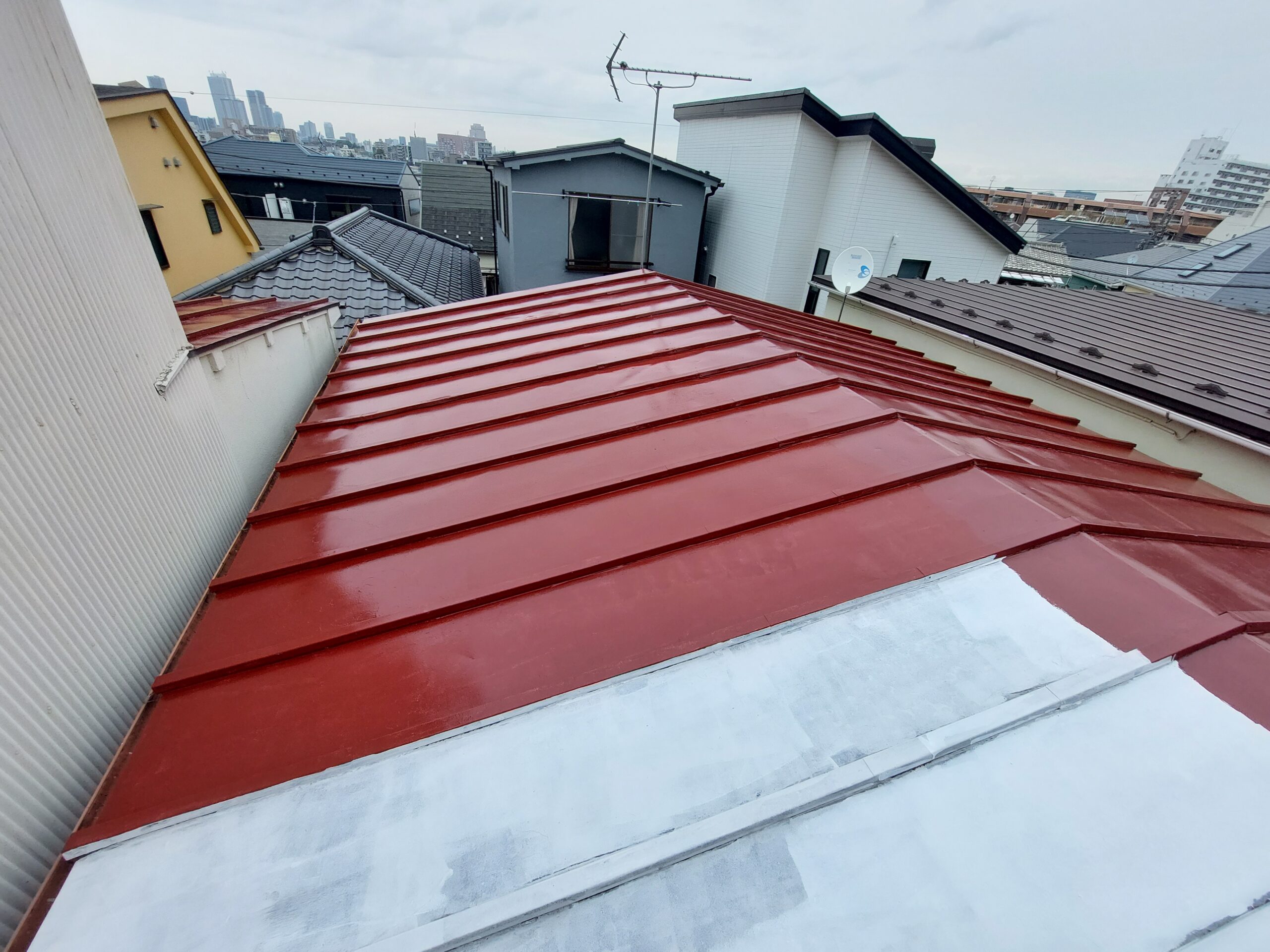 新宿区牛込柳町でトタン屋根塗装|錆止め+赤茶色で元の色に復元した施工事例