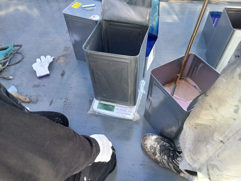 タイトル: 【新宿区】ウレタン防水の下塗り工程｜計量・攪拌から塗る順番まで職人が解説｜NKハイツマンション施工事例②