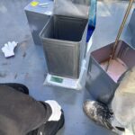 タイトル: 【新宿区】ウレタン防水の下塗り工程｜計量・攪拌から塗る順番まで職人が解説｜NKハイツマンション施工事例②