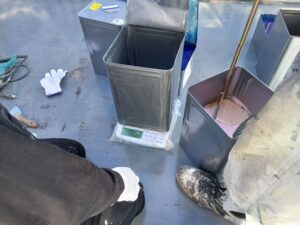 タイトル: 【新宿区】ウレタン防水の下塗り工程｜計量・攪拌から塗る順番まで職人が解説｜NKハイツマンション施工事例②
